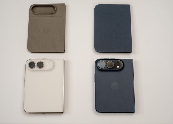 Phụ kiện này có 2 lựa chọn màu là xanh đen và nâu xám, tương thích với 2 màu của iPhone Duo là đen và trắng. Cả hai mặt được gắn bằng từ tính vào iPhone Duo, thao tác tháo và lắp đều rất nhanh. Ở chiều ngược lại, ốp sẽ không chắc chắn và cũng không bảo vệ được viền máy titan như loại ốp lắp tràn qua viền.