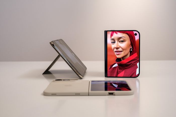 Phần dưới ở mặt lưng có thể mở ra thành chân đế, giúp giữ máy trên mặt bàn để xem video hoặc các nội dung khác. Chân đế chắc chắn và có thể mở ở nhiều góc. Khi cần, người dùng cũng có thể đặt ngón tay vào phần này để giữ iPhone ở phương ngang chỉ bằng một tay mà không cần phải mất lực nắm, giữ chiếc điện thoại vốn khá nặng. Chiếc iPhone Duo nặng 253 gr, ốp nặng khoảng 57 gr, và cả hai là trên 310 gr.