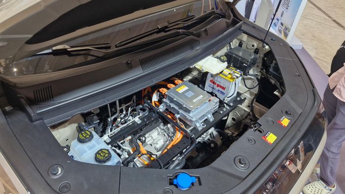 Wuling Darion được trang bị motor điện 100 kW ở cầu trước, kết hợp gói pin dung lượng 100 kWh cho phạm vi hoạt động tối đa 450-500 km/lần sạc tùy phiên bản. 
