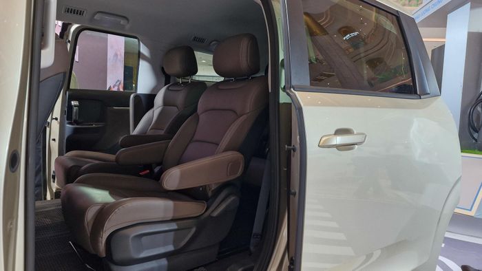  Cửa trượt là trang bị tiêu chuẩn của Wuling Darion. Trên mẫu MPV thuần điện, cửa trượt bên trái mở cơ, còn cửa trượt bên phải có chức năng đóng/mở điện. 