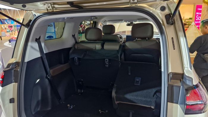  Wuling Darion có cấu hình ghế ngồi 2+2+3, trong đó hàng ghế thứ hai gồm 2 ghế ngồi độc lập có tay vịn, chỉnh cơ 4 hướng, có móc ISOFIX. Hàng ghế thứ ba có thể điều chỉnh tựa lưng, gập 60:40 để tối ưu không gian chở đồ. 