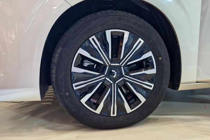  Wuling Darion sử dụng bộ mâm hợp kim nhôm đa chấu kích thước 17 inch. 