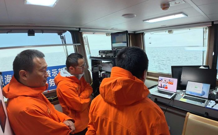 Cuộc gọi video được thực hiện qua hệ thống liên lạc vệ tinh nội địa trên tàu Jidi trong chuyến thám hiểm Bắc Cực gần nhất của Trung Quốc. Ảnh: Nhân dân Nhật báo.