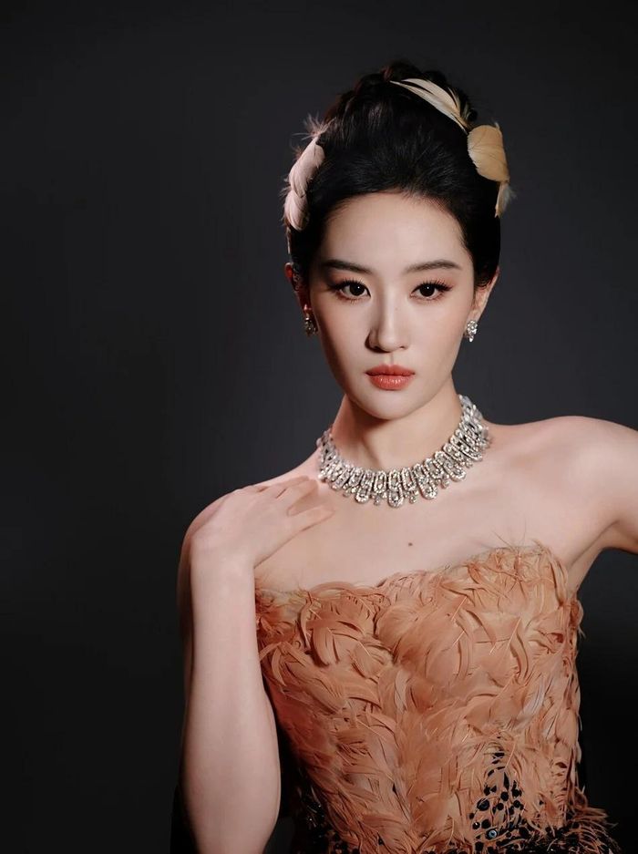 Lưu Diệc Phi gây chú ý với thiết kế lông vũ cầu kỳ, được ví như "nữ thần phượng hoàng" tại thảm đỏ VOGUE 2026. Ảnh: Vouge.