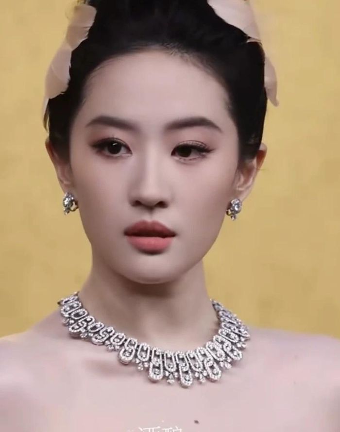 Hình ảnh chụp trực tiếp của Lưu Diệc Phi gây bàn tán khi đôi mắt nữ diễn viên có phần khác lạ so với thường ngày. Ảnh: styleudn.