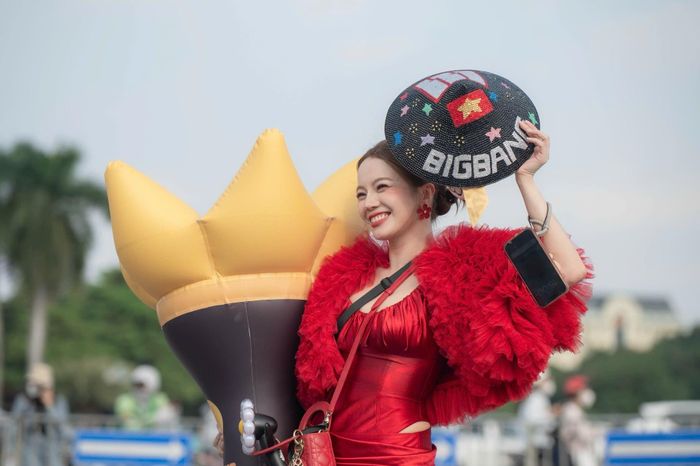  Không riêng CAT 3, các hạng vé có vị trí đẹp cũng bị đẩy giá. Vé Premium Seating, có giá gốc 7,5 triệu đồng, được rao bán lại với mức 12 triệu đồng, chênh 4,5 triệu đồng. Dù vậy, đây mới là giá chào bán từ những người sang nhượng, chưa phản ánh mức giao dịch thực tế. Tình trạng vé bị đẩy giá kéo dài đến sát giờ diễn cho thấy nhu cầu lớn đối với màn tái ngộ của BigBang tại Việt Nam. 