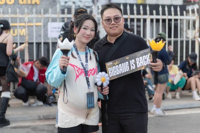 Thùy Linh (26 tuổi) gây chú ý khi đến tham dự concert BigBang dù đang mang thai ở tuần thứ 34. “Tôi nghĩ sau chương trình này, chưa chắc các thành viên còn có cơ hội đứng chung sân khấu. Nếu chờ đến dịp kỷ niệm tiếp theo thì có thể phải mất thêm 5-10 năm nữa, cũng không biết các anh có còn tổ chức concert hay không. Vì vậy, tôi cố gắng sắp xếp để tham dự. Ban đầu, gia đình và ông xã cũng có phần lo lắng. Tuy nhiên, tôi đã tham khảo ý kiến bác sĩ, chuẩn bị đầy đủ giấy tờ xác nhận sức khỏe và lựa chọn hạng ghế Diamond để đảm bảo an toàn. May mắn là chồng rất ủng hộ và còn đi cùng tôi”, Thùy Linh chia sẻ. 