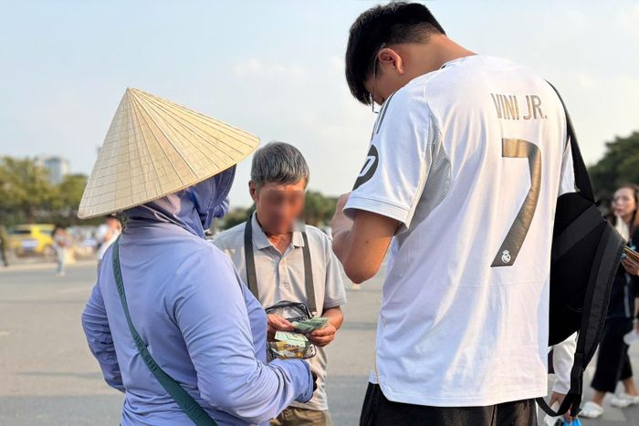  Các phe vé liên tục giục khách “chốt đơn” vì sắp cháy vé. Ảnh: Ánh Hoàng.