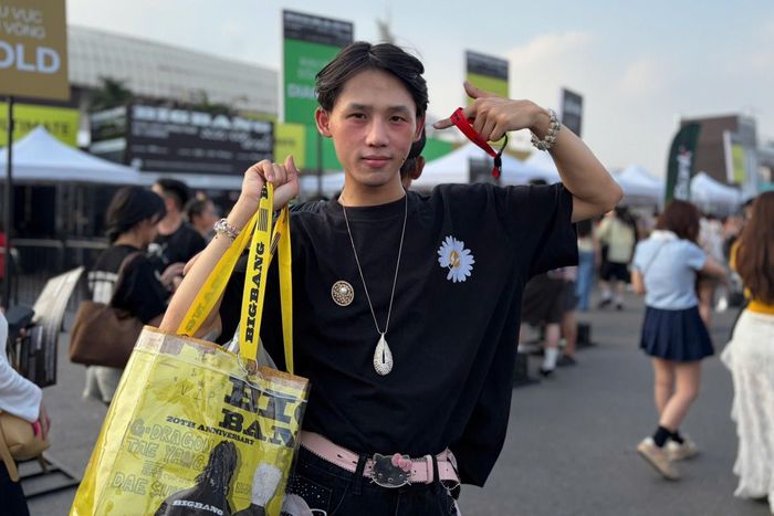 Minh Minh phấn khởi vì mua được vé sát giờ diễn ra concert dù giá cao. Ảnh: Ánh Hoàng. 