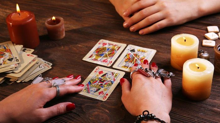  Nhiều người đặt niềm tin vào các hình thức bói toán. Ảnh minh họa: T.T. 