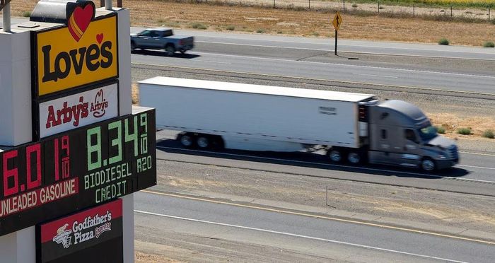  Ông Trump ký sắc lệnh sử dụng nhiên liệu diesel nhuộm đỏ trong các phương tiện giao thông đường cao tốc. Ảnh: Reuters. 