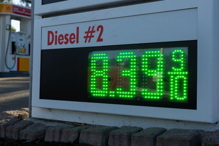  Giá dầu diesel hiện hành được hiển thị tại một trạm xăng ở California (Mỹ) ngày 21/10. Ảnh: Reuters. 