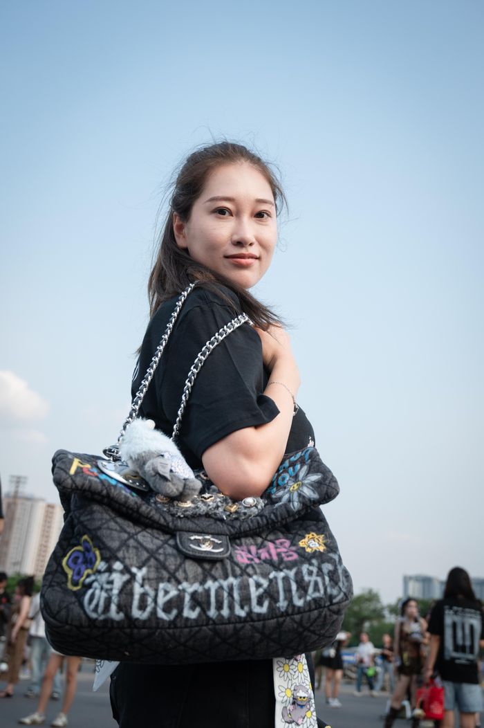Seo-yeon (30 tuổi, Hàn Quốc), đến Hà Nội cùng một người bạn từ hôm thứ năm để xem concert BigBang. Cả hai chọn khách sạn trong khu phố cổ, thuận tiện kết hợp tham quan và trải nghiệm ẩm thực địa phương trong chuyến đi. Seo-yeon cho biết thời tiết oi nóng hơn Hàn Quốc khiến cả hai khá mệt trong những ngày đầu. Đến hôm nay, sức khỏe đã ổn định hơn, họ cũng kịp thưởng thức món bún đậu mắm tôm. Sau concert, cả hai sẽ bay về Hàn Quốc vào ngày mai, nhưng dự định trở lại Việt Nam trong dịp tới để khám phá thêm những địa điểm chưa kịp ghé thăm.