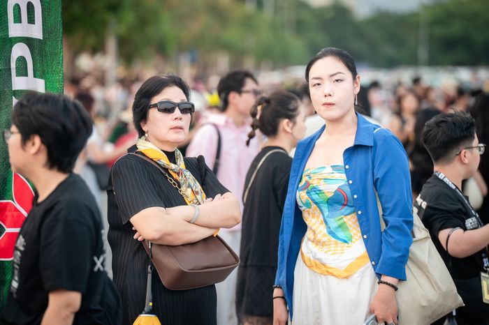  Bà Liu Xing (62 tuổi, Trung Quốc) đã có 20 năm theo dõi và hâm mộ BigBang. Bà từng đến nhiều concert của nhóm tại các nước Đông Nam Á, Hàn Quốc và Nhật Bản. Lần này, bà bay từ Thành Đô, Trung Quốc, sang Việt Nam cùng con gái để tham dự sự kiện. Hai mẹ con dự định ở Việt Nam 4 ngày, dành thời gian xem concert, thưởng thức ẩm thực, thử các món nước như phở, bún và tham quan một số địa điểm tại Hà Nội trước khi trở về. Theo dự tính của bà Liu Xing, tổng chi phí cho chuyến đi của hai mẹ con, bao gồm vé concert, khách sạn và ăn uống, vào khoảng 50 triệu đồng.