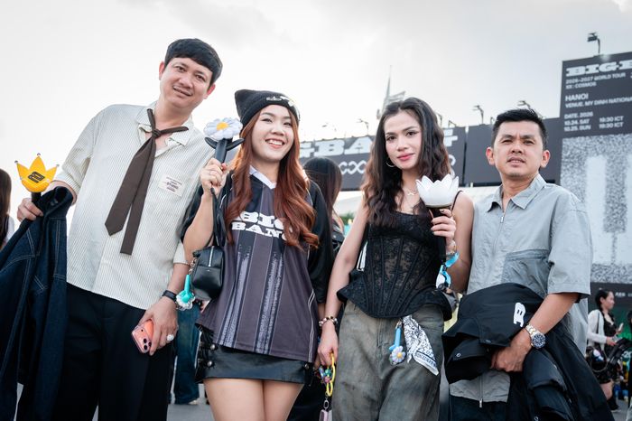  Win (Thái Lan, ngoài cùng bên trái) đã hâm mộ BigBang suốt 10 năm và từng tham dự nhiều concert của nhóm. Dù vậy, anh cùng 3 người bạn vẫn háo hức khi đến Việt Nam xem biểu diễn. Win cho biết không khí náo nhiệt và ẩm thực đa dạng là những trải nghiệm đáng nhớ. Sau concert, 4 người dự định tiếp tục khám phá Mộc Châu trước khi trở về Thái Lan. Tổng chi phí chuyến đi dự kiến khoảng 40 triệu đồng mỗi người, bao gồm vé máy bay, khách sạn, ăn uống và các khoản chi khác.