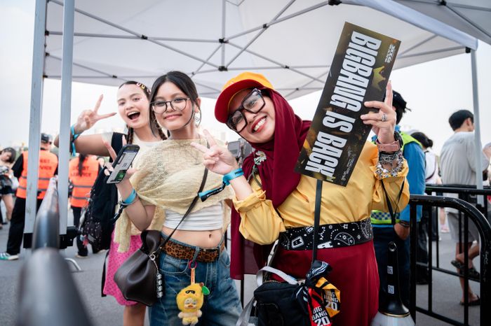  Aisyah (Singapore, ngoài cùng bên phải) cùng 2 người bạn từ Singapore đến Hà Nội để xem concert BigBang. Đây là lần thứ 3 cô đến Việt Nam, nhưng là lần đầu tiên có dịp khám phá thủ đô. Aisyah kể nhóm nhận được sự giúp đỡ nhiệt tình từ người Việt Nam khi gặp vấn đề về vé. Trong những trải nghiệm tại đây, cô cũng dành tình cảm cho ẩm thực địa phương, đặc biệt yêu thích món bún chả. Sau concert, nhóm dự định nán lại Hà Nội thêm một ngày để dạo quanh khu phố cổ, trước khi lên chuyến bay về Singapore vào sáng sớm thứ Hai (26/10). 