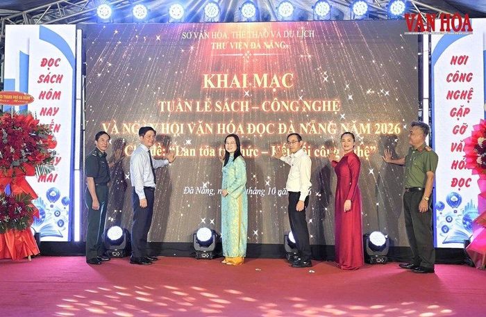 Các đại biểu thực hiện nghi thức khai mạc Tuần lễ Sách - Công nghệ và Ngày hội Văn hóa đọc Đà Nẵng năm 2026