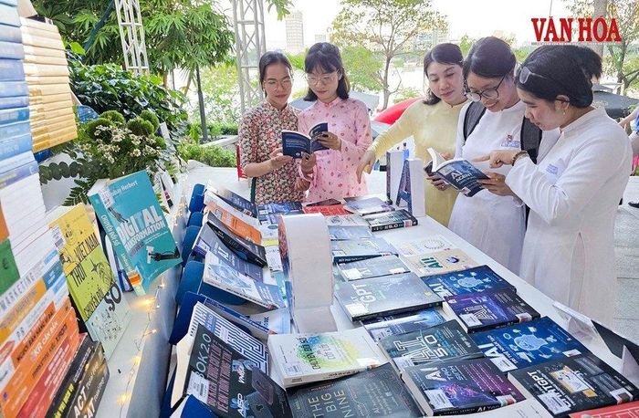 Khách tham quan trải nghiệm không gian chương trình.