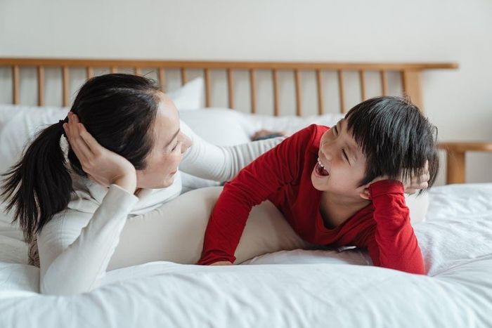 Cha mẹ cần lắng nghe con thay vì chỉ khen hoặc dán nhãn cho con. Ảnh: Pexels.