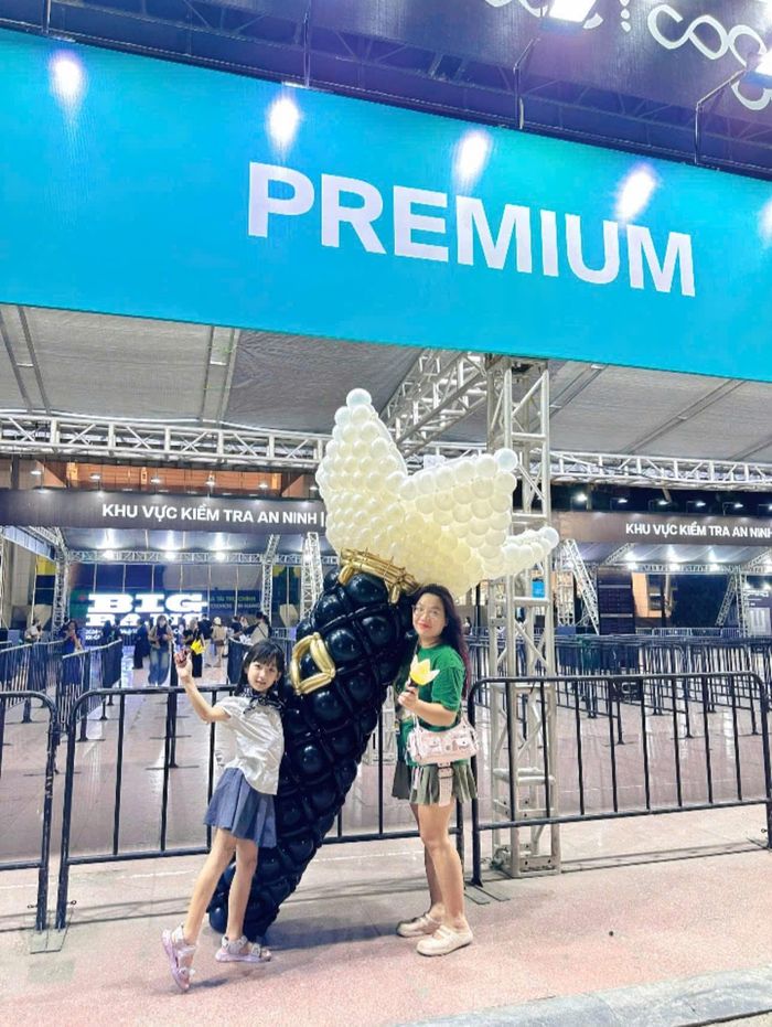 Đông đảo fan BigBang đến xin chụp ảnh cùng lightstick bong bóng. Ảnh: NVCC