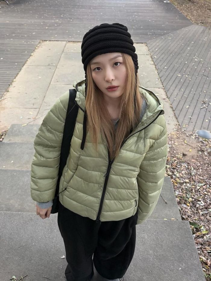 Ca sĩ Seulgi của nhóm nhạc Red Velvet trong chiếc áo phao sáng màu bắt mắt. Ảnh: hi_sseulgi/Instagram.