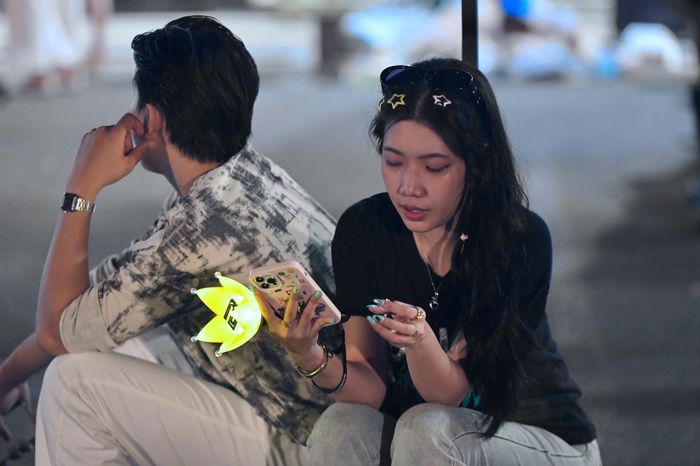  Một khán giả mang theo lightstick nhưng buồn bã vì không thể vào concert. BigBang trở lại với ca khúc mới BiiiG, đồng thời khởi động chuyến lưu diễn vòng quanh thế giới BigBang 2026-2027 WORLD TOUR XX : COSMOS. Nhóm hiện hoạt động với đội hình ba thành viên gồm G-Dragon, Taeyang và Daesung. Sự trở lại của Big Bang không chỉ thu hút sự chú ý nhờ sản phẩm âm nhạc mới mà còn tạo hiệu ứng qua chuyến lưu diễn. Trong ba đêm diễn mở màn tại Khu liên hợp thể thao Goyang, Hàn Quốc từ ngày 21 đến 23/8, nhóm trình diễn 32 ca khúc trước khoảng 40.000 khán giả. 