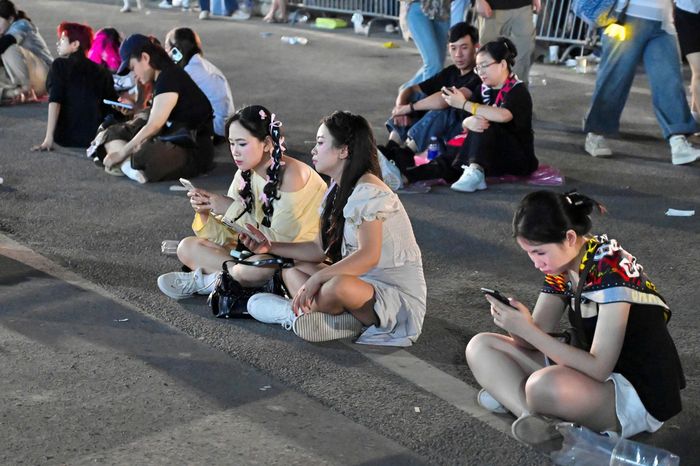  Khán giả ngồi la liệt bên ngoài sân Mỹ Đình dù bên trong sự kiện đã chính thức diễn ra. Tour diễn lần này là lần đầu BigBang tổ chức concert với đội hình bộ ba. Dù không còn đầy đủ các thành viên như trước, G-Dragon, Taeyang và Daesung vẫn duy trì được sự kết nối trên sân khấu, góp phần tạo nên sức hút cho màn tái xuất của nhóm. 