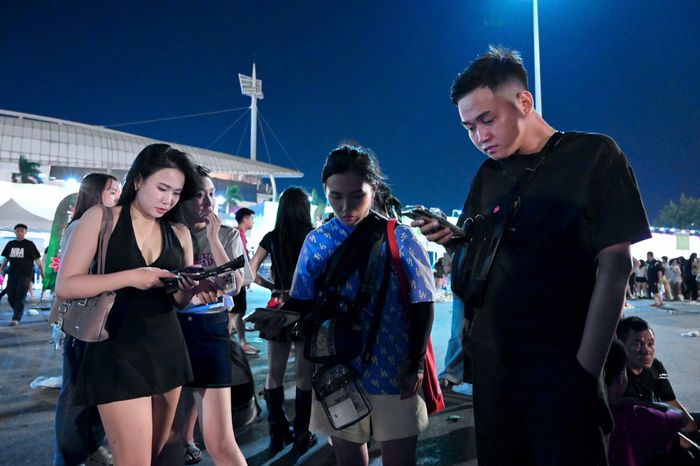  Do đó, đến 19h30, khi đêm nhạc diễn ra, hàng nghìn khán giả vẫn chưa có vé để vào trong concert. Họ đành ngồi phía ngoài để nghe nhạc. Nhiều khán giả than thở họ đến sân với hy vọng mua được vé nhưng nhanh chóng phải thất vọng vì vé quá ít ỏi. Trong khi đó, nhiều nghệ sĩ Việt như Tùng Dương, Đàm Thu Trang, OSAD, Chế Nguyễn Quỳnh Châu... cũng tới xem concert. Theo Tùng Dương, việc tham gia đêm nhạc ngoài để thưởng thức nghệ thuật, anh còn muốn học hỏi công tác tổ chức, dàn dựng chương trình. 