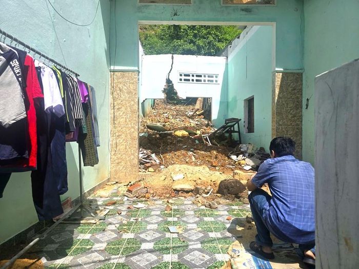 Tình trạng sạt lở dưới chân núi Một gây thiệt hại nghiêm trọng đến nhà cửa, tài sản của người dân
