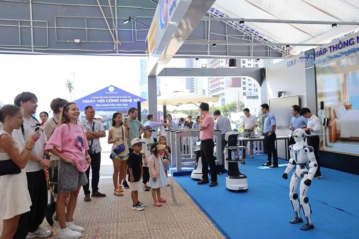 Đông đảo người dân, du khách tham quan không gian sáng tạo robotics và STEM tại Quảng trường 2/4