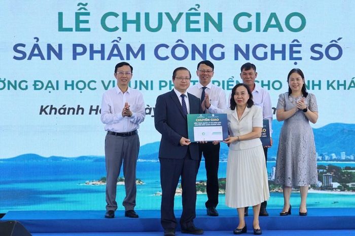 Các đại biểu chứng kiến lãnh đạo Trường Đại học VinUni trao tượng trưng nền tảng giám sát, đánh giá chuyển đổi xanh (M&E) cho lãnh đạo Sở Tài Chính tỉnh Khánh Hòa