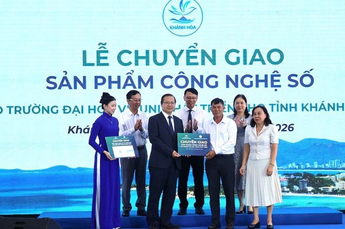 Ông Nguyễn Thanh Hà, Phó Chủ tịch UBND tỉnh Khánh Hòa và các đại biểu chứng kiến lãnh đạo Trường Đại học VinUni trao tượng trưng sản phẩm công nghệ số do trường phát triển cho lãnh đạo Sở Khoa học và Công nghệ, Sở Tài chính tỉnh Khánh Hòa