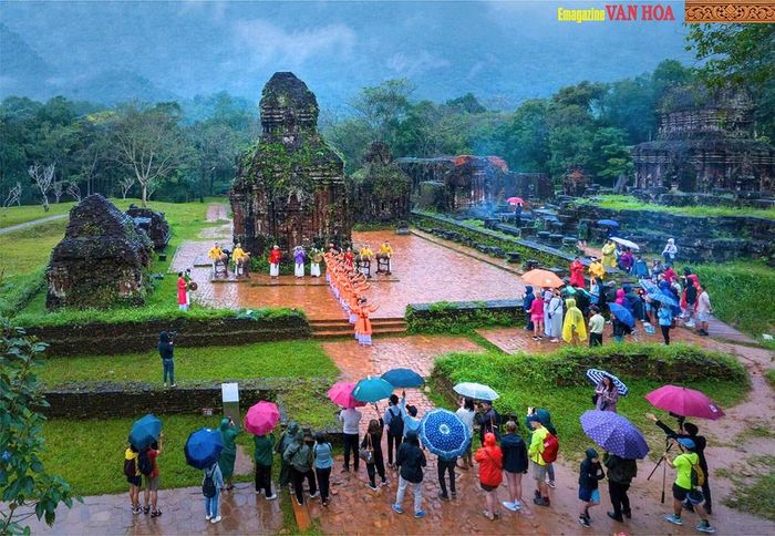 Nghệ sĩ biểu diễn nghệ thuật Chăm tại Mỹ Sơn