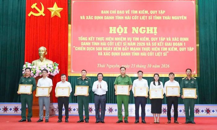 Phó Bí thư Tỉnh ủy, Chủ tịch HĐND tỉnh Thái Nguyên Bùi Văn Lương trao Bằng khen cho đại diện các tập thể. Ảnh: Xuân Lộc