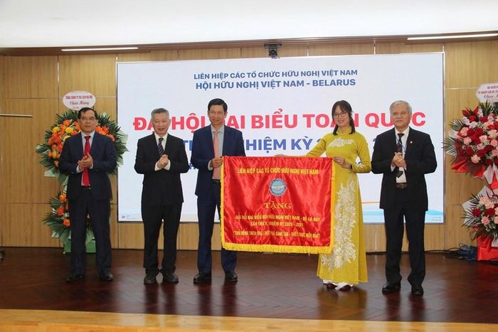 Phó Chủ tịch Liên hiệp các tổ chức hữu nghị Việt Nam Nguyễn Thị Thu Giang tặng cờ lưu niệm lãnh đạo Hội