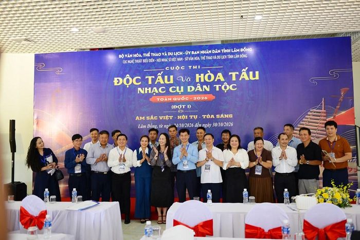 Các đại biểu chụp ảnh lưu niệm