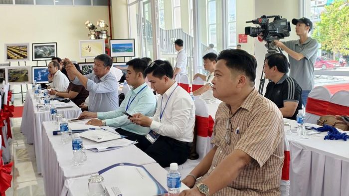 Các đại biểu tham dự cuộc họp