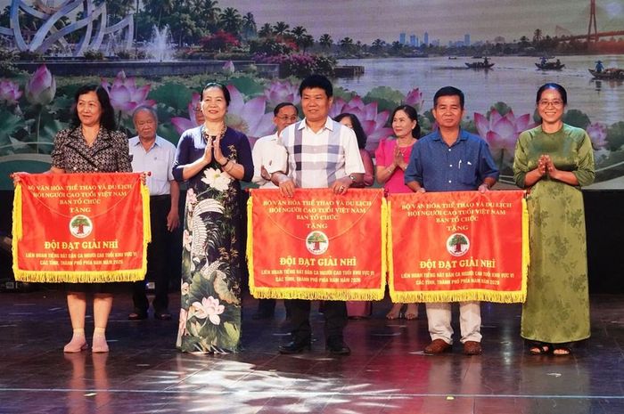 CLB Dân ca và Chèo Rạch Giá nhận giải Nhì tại Liên hoan