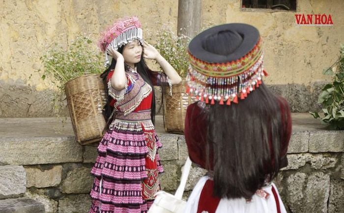 Du khách chụp ảnh lưu niệm tại ngôi nhà từng là bối cảnh quay phim “Chuyện của Pao"