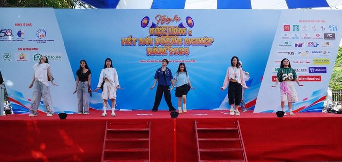 Biểu diễn văn nghệ góp phần tạo không khí vui tươi cho ngày hội