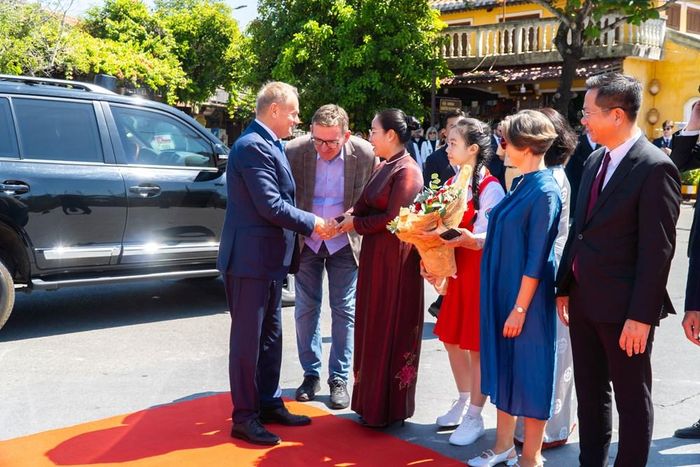 Phó Chủ tịch UBND TP. Đà Nẵng Nguyễn Thị Anh Thi đón Thủ tướng Donald Tusk tại phố cổ Hội An sáng 24.10
