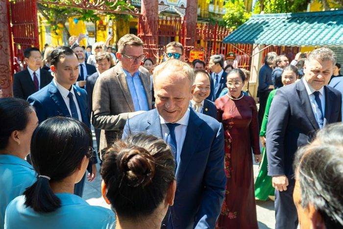 Thủ tướng Donald Tusk giao lưu với người dân trong chuyến thăm phố cổ Hội An