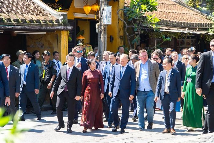 Thủ tướng Donald Tusk cùng đoàn đại biểu tham quan những tuyến phố cổ Hội An