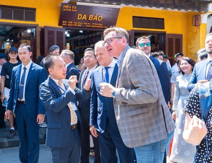 Thủ tướng Donald Tusk và đoàn đại biểu nghe giới thiệu về di tích và các giá trị lịch sử, văn hóa của phố cổ Hội An