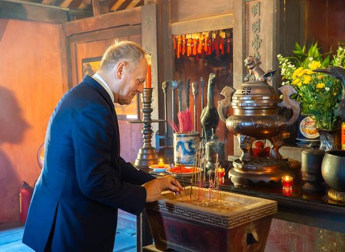Thủ tướng Donald Tusk dâng hương tại một di tích trong phố cổ Hội An