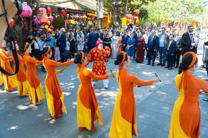 Các nghệ sĩ biểu diễn nghệ thuật truyền thống chào đón Thủ tướng Ba Lan và đoàn đại biểu tại Hội An