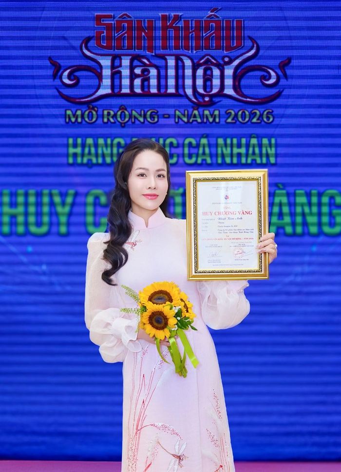 Nữ diễn viên cho biết đây là Huy chương Vàng đầu tiên của cô ở lĩnh vực sân khấu