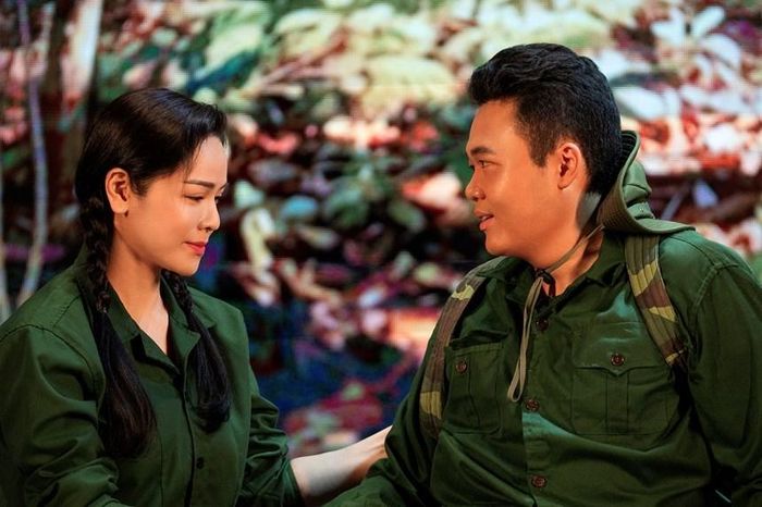 Trong "Cuốn truyện bị đốt', Nhật Kim Anh trong vai Thắm, một nữ thanh niên xung phong mắc bệnh trong những năm chiến tranh