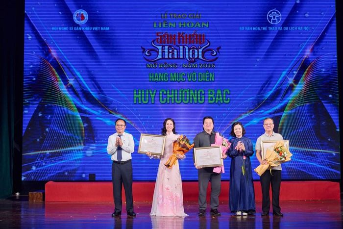 3 tác phẩm đoạt Huy chương Bạc gồm: "Cuốn truyện bị đốt" (Sân khấu Kịch Hồng Vân); "Lời của tre" (Liên đoàn Xiếc Việt Nam) và "Khoảng trời con gái" (Nhà hát Nghệ thuật truyền thống tỉnh Hà Tĩnh)