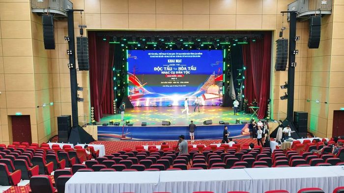 Sân khấu nơi sắp diễn ra Lễ khai mạc